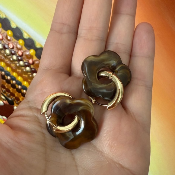 Brown-golden colour marbled Flower Resin Acrylic Hoop Earrings – Huggie Style - Picture 3 of 8